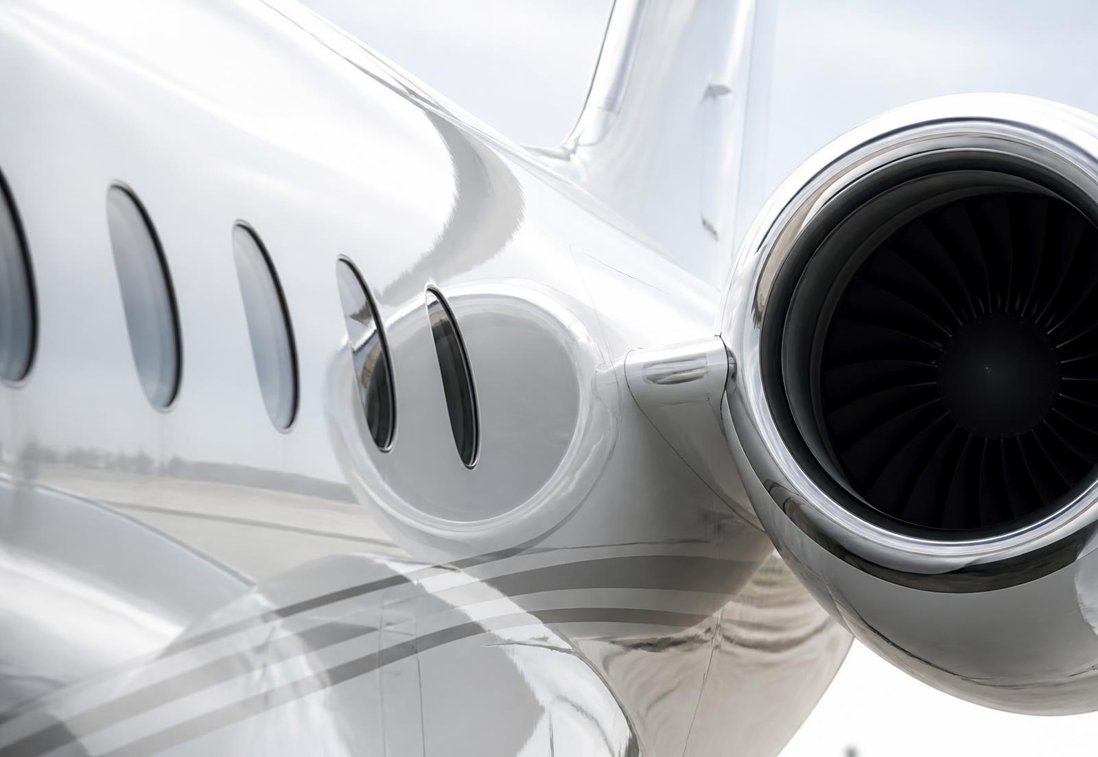 Detalhe da fuselagem e da turbina de um jato executivo