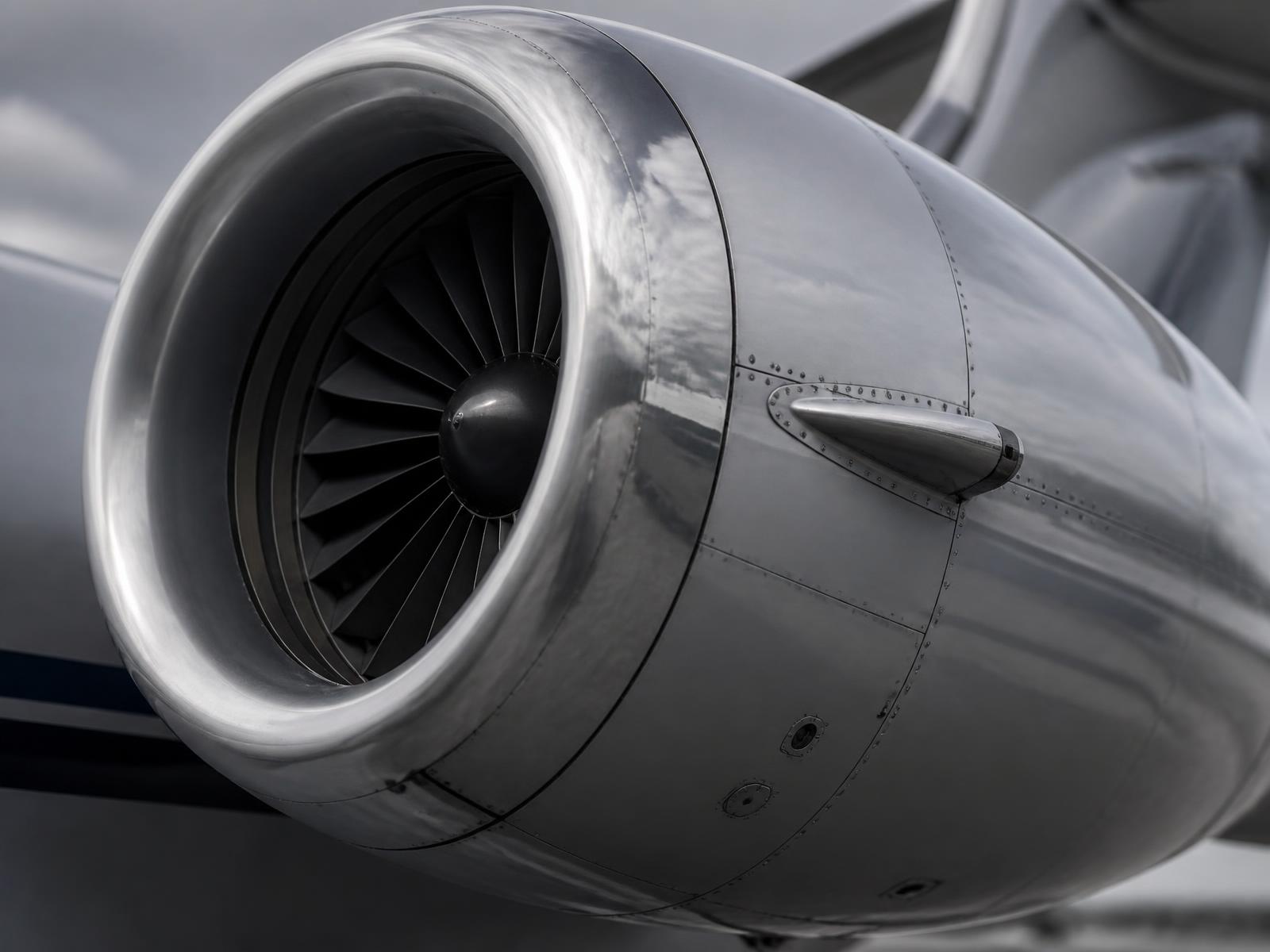 Detalhe metálico da turbina de uma aeronave executiva